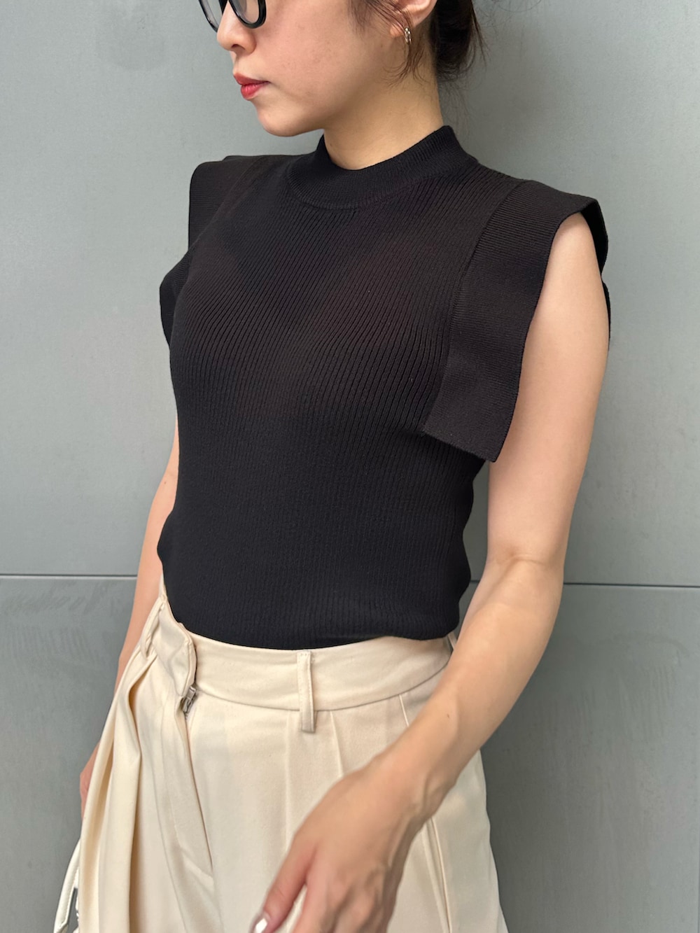 ホワイト系のその他パンツ、ブラック系のサンダル、ホワイト系のショルダーバッグを着用したレディースの夏コーディネートの3枚目の写真