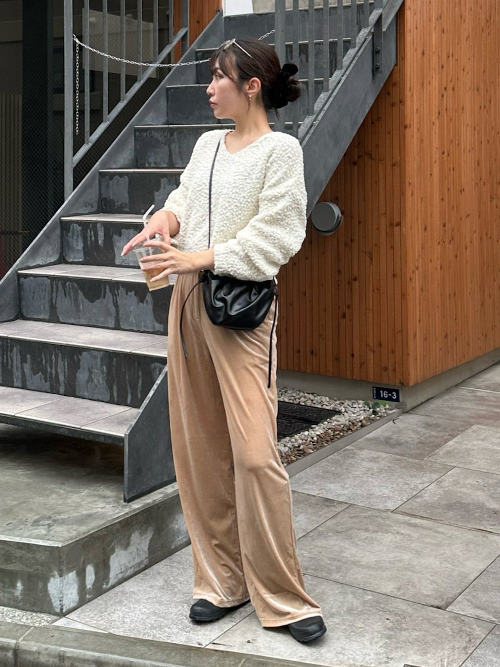 ベージュ系のその他パンツ、ホワイト系のニット/セーター、ブラック系のレインシューズを着用したレディースの秋コーディネートの2枚目の写真