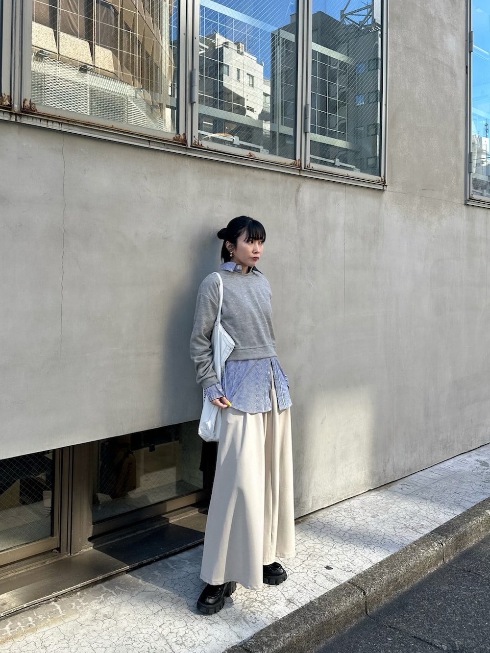 ホワイト系のスカート、グレー系のTシャツ/カットソー、ブルー系のシャツ/ブラウスを着用したレディースの春コーディネートの3枚目の写真