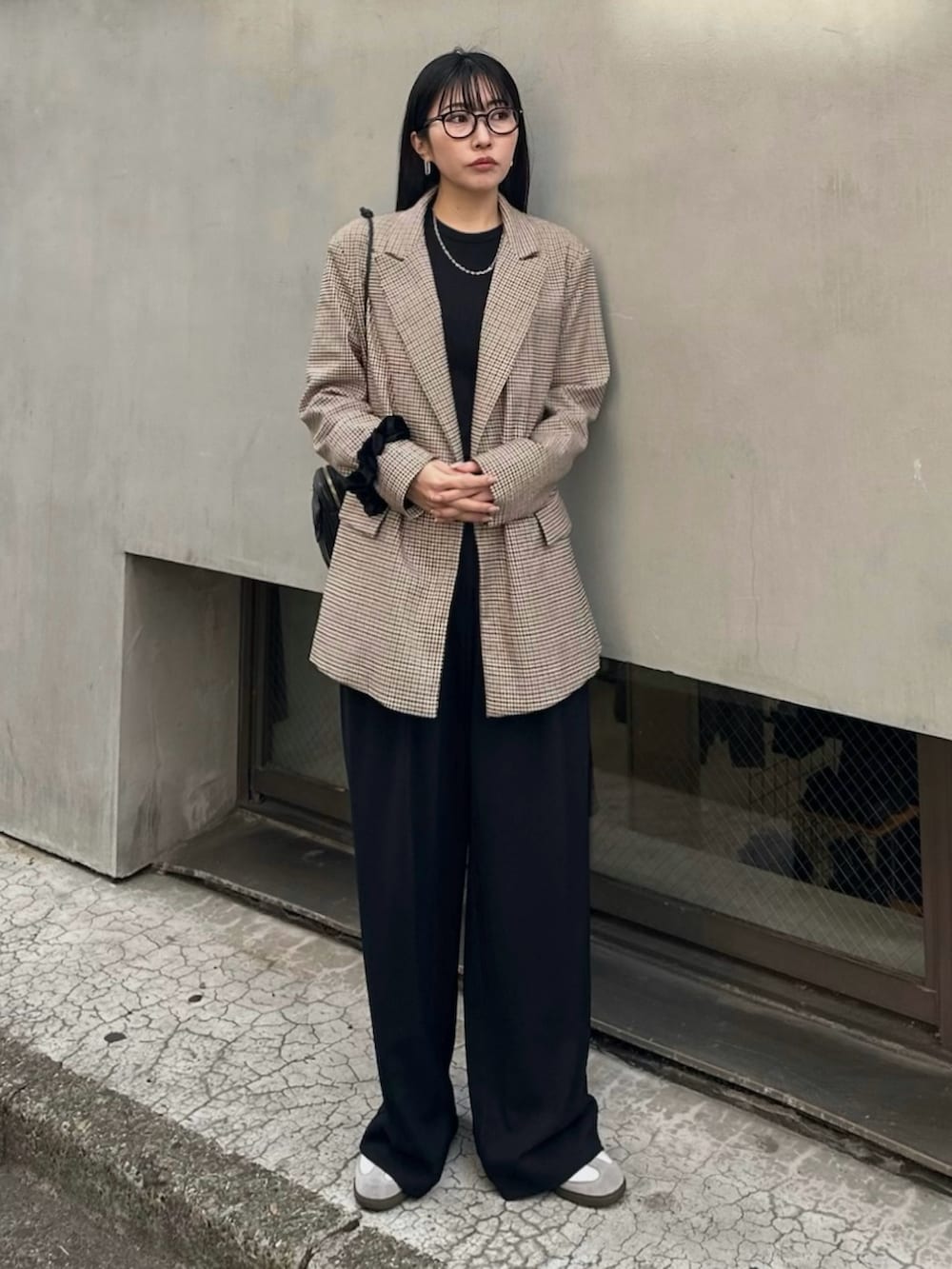 ベージュ系のテーラードジャケット、ブラック系のその他パンツ、ホワイト系のスニーカーを着用したレディースの冬コーディネートの2枚目の写真