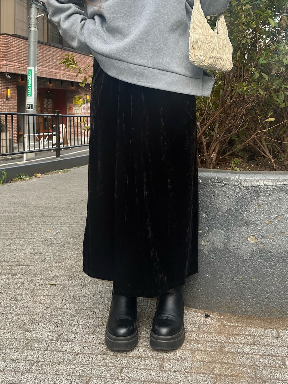 ブラック系のスカートを着用したレディースの冬コーディネートの2枚目の写真