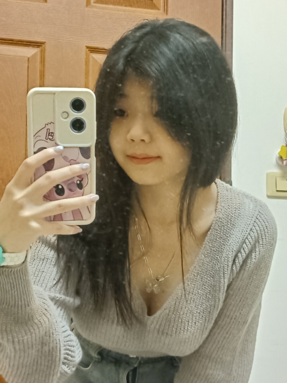 ブルー系のデニムパンツを着用したレディースの冬コーディネートの3枚目の写真