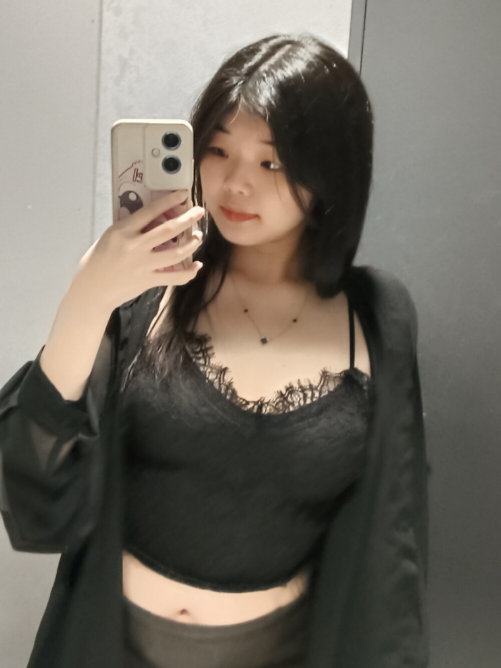 ブルー系のネックレスを着用したレディースの春コーディネートの2枚目の写真