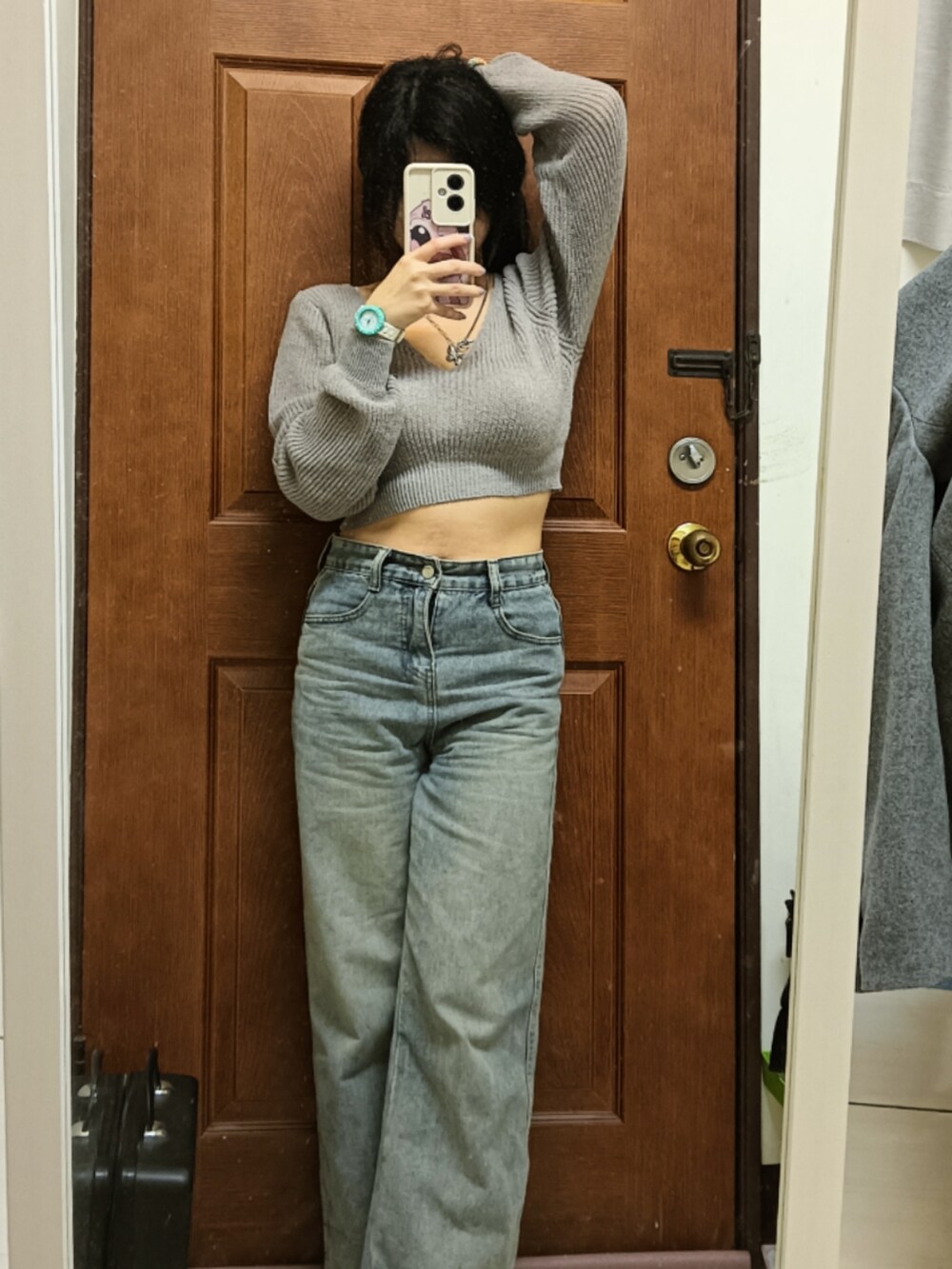 ブルー系のデニムパンツを着用したレディースの冬コーディネートの2枚目の写真