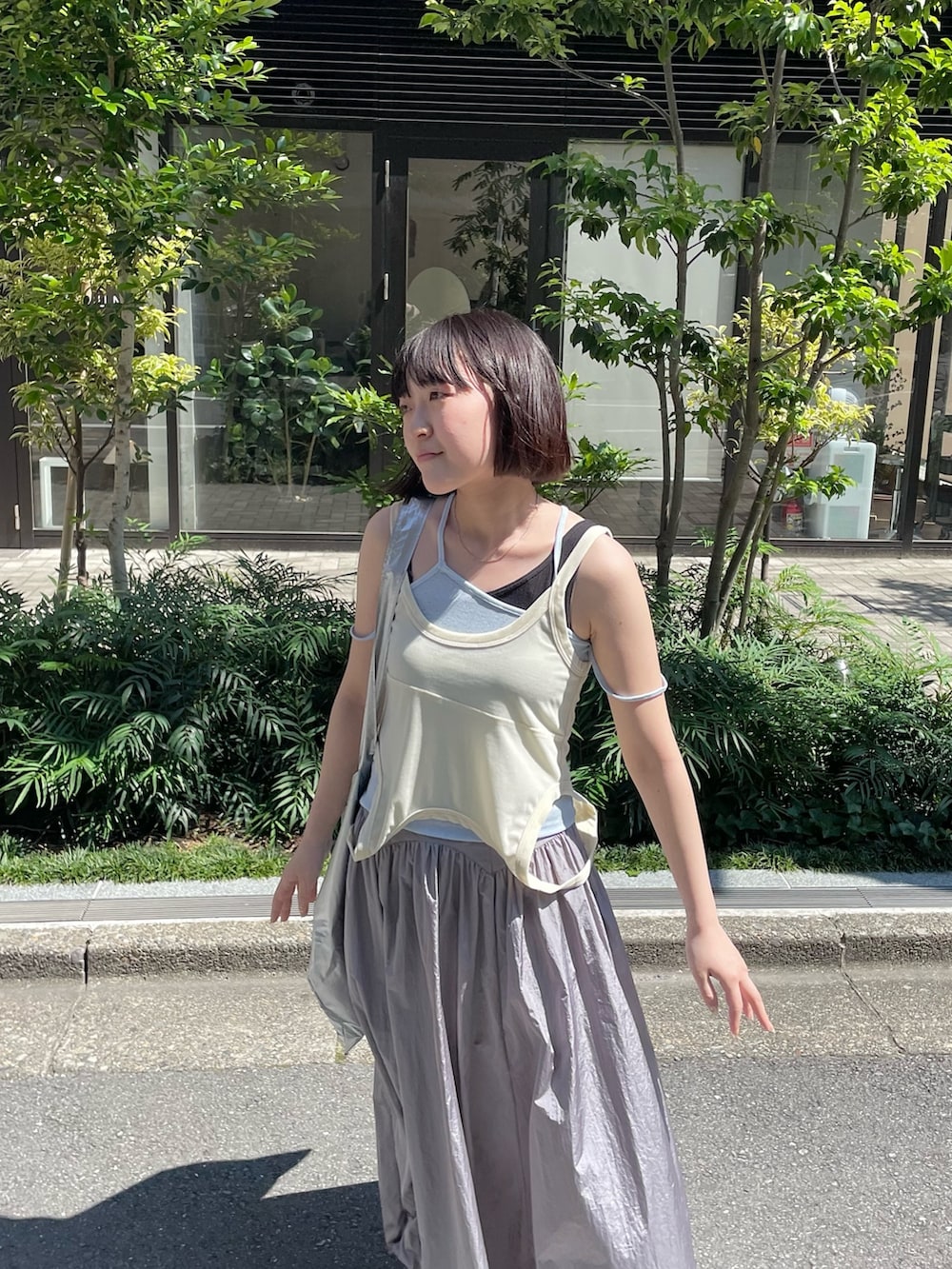 ホワイト系のタンクトップを着用したレディースの夏コーディネートの3枚目の写真