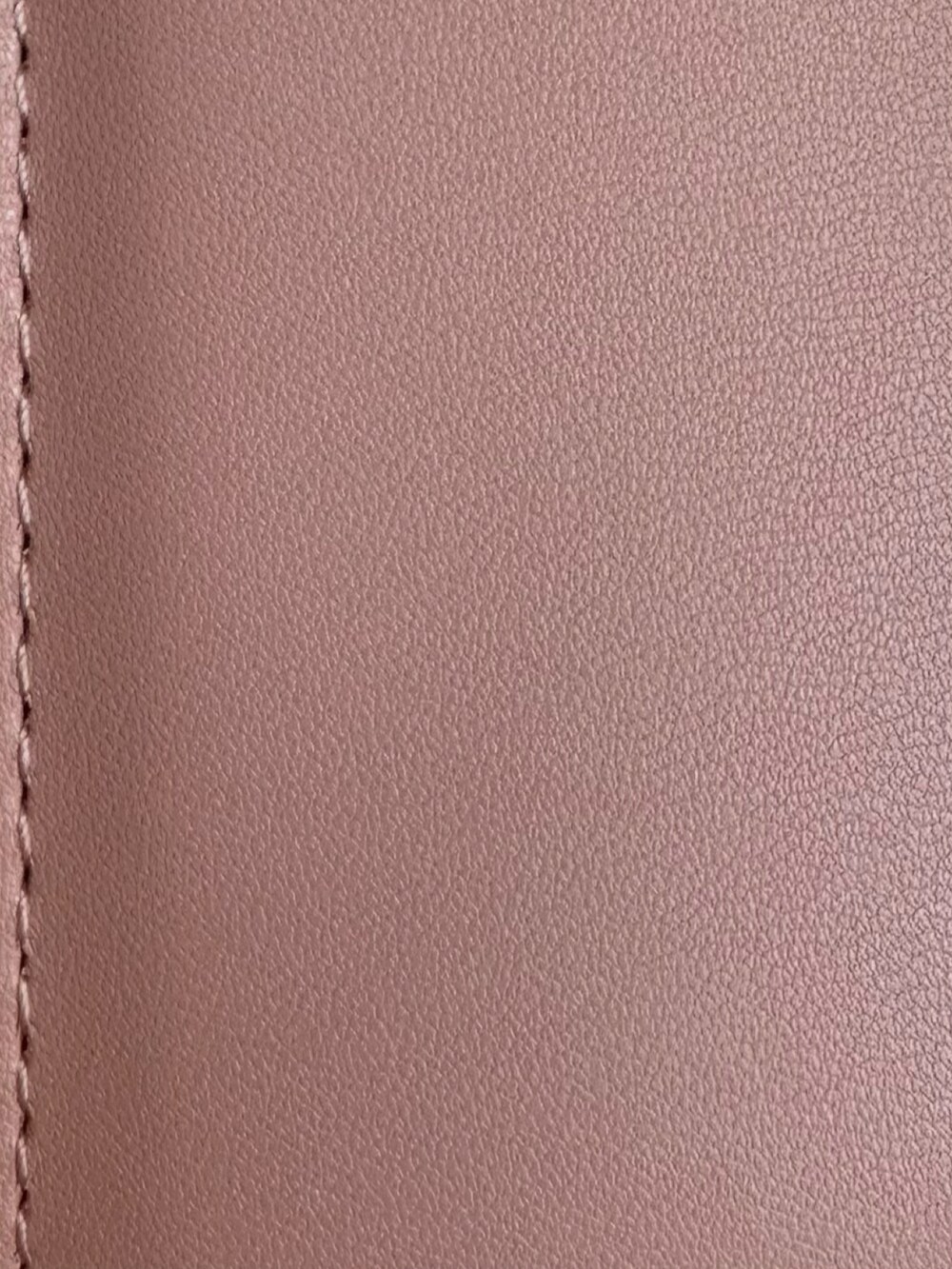 ピンク系の財布/小物を着用したレディースの冬コーディネートの3枚目の写真