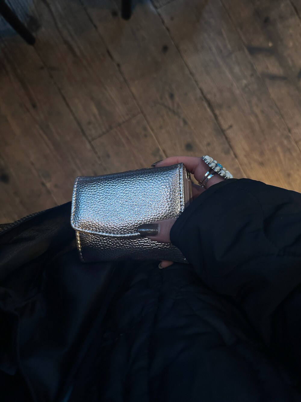 ピンク系の財布/小物を着用したレディースの冬コーディネートの2枚目の写真