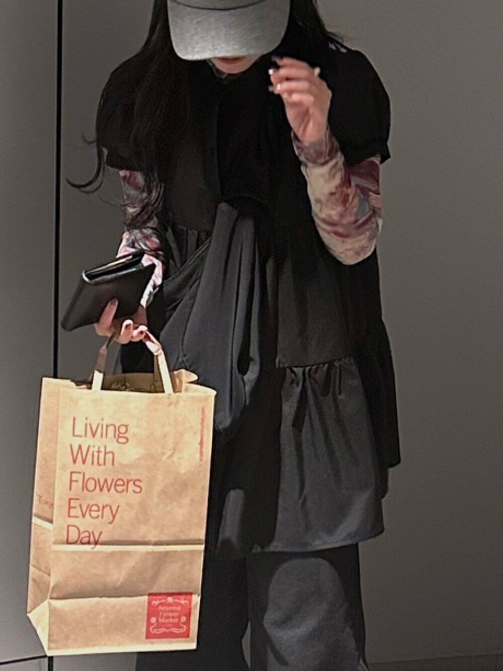 ブラック系のバッグ、その他のその他トップス、ブラック系のパンツを着用したレディースの冬コーディネートの2枚目の写真