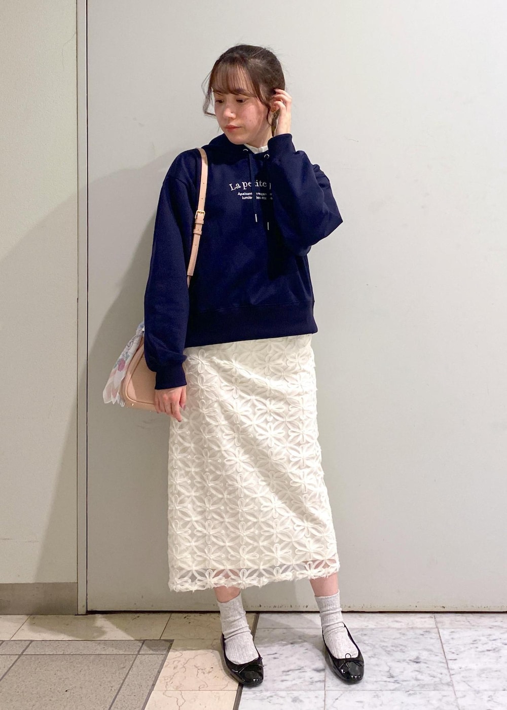 「ロペピクニック、ropepicnic_snap、初春コーデ、春コーデ、デートコーデ、お出かけコーデ、旅行コーデ、女子会コーデ、レイヤード、スカートスタイル、フェミニンコーデ、コラボアイテム、ROPÉ PICNIC、ナチュラル、ブルべ夏」|「ROPE' PICNICの花粉ガード・防シワ/レギュラーシャツ(シャツ/ブラウス、ホワイト系)」を使った、ゆたさん(レディース・155cm)の春コーディネートの4枚目の写真