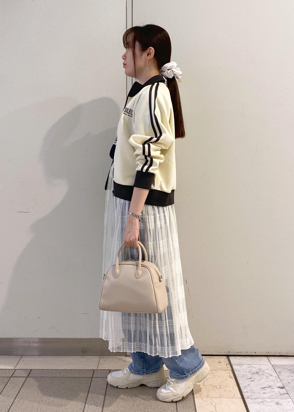 「ロペピクニック、ropepicnic_snap、2BUY10%OFF対象商品、Wminibag_pickup、RP25SSライトアウター、Wbottoms_pickup、春コーデ、初夏コーデ、デートコーデ、お出かけコーデ、旅行コーデ、アウトドアコーデ、フェスコーデ、女子会コーデ、レイヤード」｜「ROPE' PICNICのパールショートネックレス（ネックレス、ゴールド系）」を使った、ゆたさん（レディース・155cm）の春コーディネートの4枚目の写真