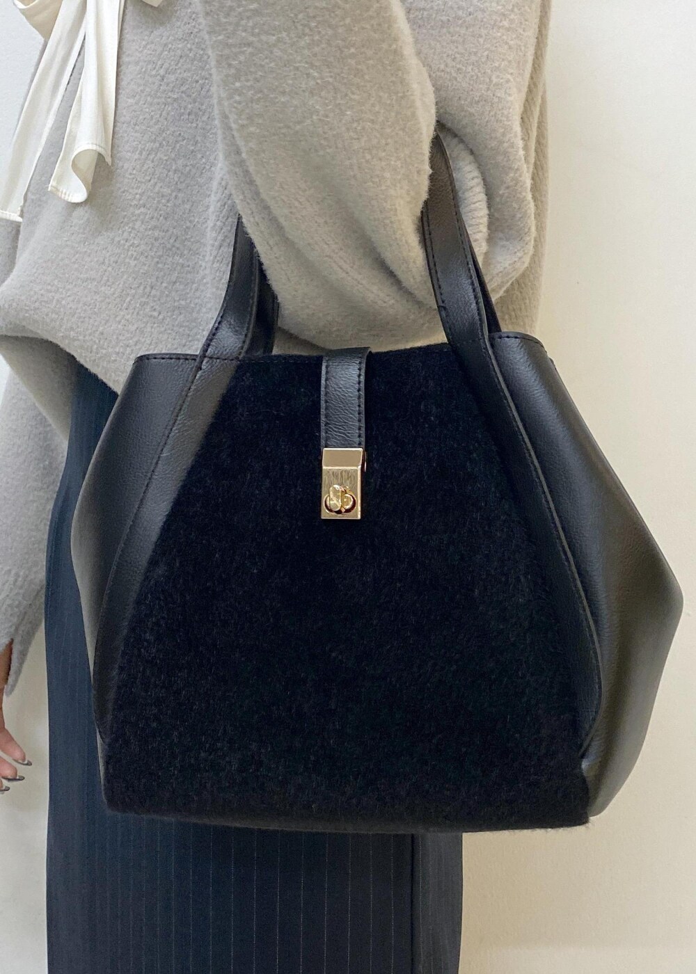 ブルー系のスカート、グレー系のニット/セーター、ホワイト系のシャツ/ブラウスを着用したレディースの秋コーディネートの9枚目の写真