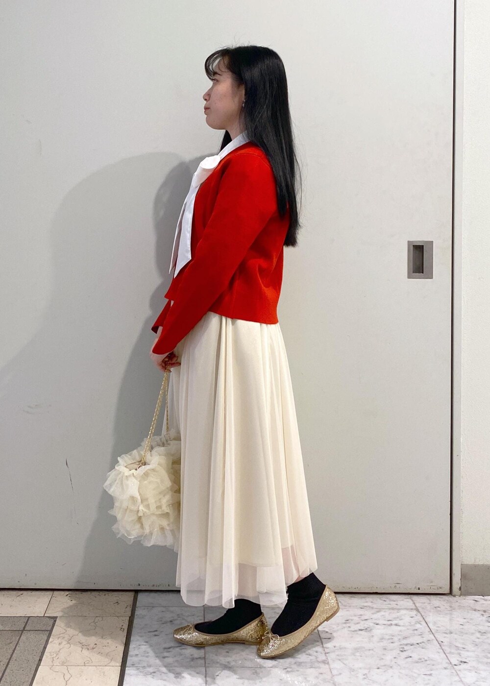 「ロペピクニック、ropepicnic_snap、ボウタイ、リボン、赤、レッド、チュール、チュールスカート、グリッター、25_2w_MD_pickup、初冬コーデ、冬コーデ、デートコーデ、お出かけコーデ、旅行コーデ」｜「ROPE' PICNICのキラキラチュールスカート（スカート、ベージュ系）」を使った、ゆたさん（レディース・155cm）の冬コーディネートの4枚目の写真