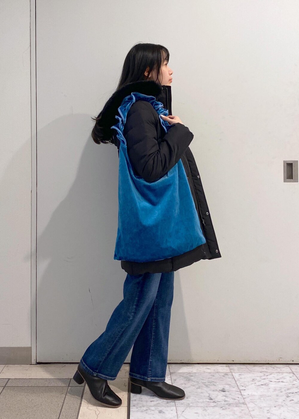 「タートルネック、裏毛、刺繍、デニム、ベロア、フリル、ハート、初冬コーデ、冬コーデ、お出かけコーデ、旅行コーデ、大人カジュアル、パンツスタイル、カジュアルコーデ、ROPÉ PICNIC」｜「ROPE' PICNICの【ご好評につき追加生産】【ウエスト革命デニム】ウエストシェイプハイライズマムジーンズ（デニムパンツ、ブルー系）」を使った、ゆたさん（レディース・155cm）の冬コーディネートの3枚目の写真
