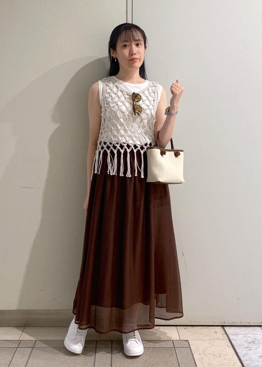 「ロペピクニック、ropepicnic_snap、初夏コーデ、夏コーデ、デートコーデ、お出かけコーデ、推し活コーデ、女子会コーデ、スカートスタイル、ワントーンコーデ、カジュアルコーデ、ROPÉ PICNIC、ナチュラル、ブルべ夏、混合」|「ROPE' PICNICのメタルブリッジカラーグラスアイウェア(サングラス、ブラウン系)」を使った、ゆたさん(レディース・155cm)の夏コーディネートの8枚目の写真