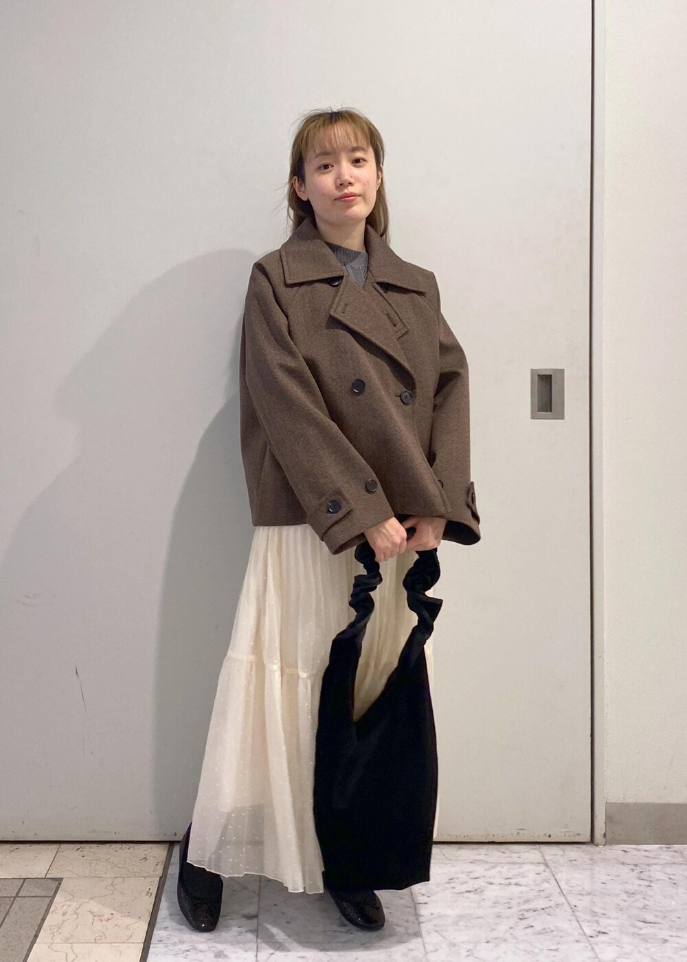 「ラッフル、ドット、ティアードスカート、ベロア、ハート、フェイクファー、リボン、グリッター、初冬コーデ、冬コーデ、デートコーデ、お出かけコーデ、旅行コーデ、女子会コーデ、スカートスタイル」|「ROPE' PICNICの2WAY/ベロアフリルワンショルダーバッグ(ショルダーバッグ、ブラック系)」を使った、ゆたさん(レディース・155cm)の秋コーディネートの2枚目の写真