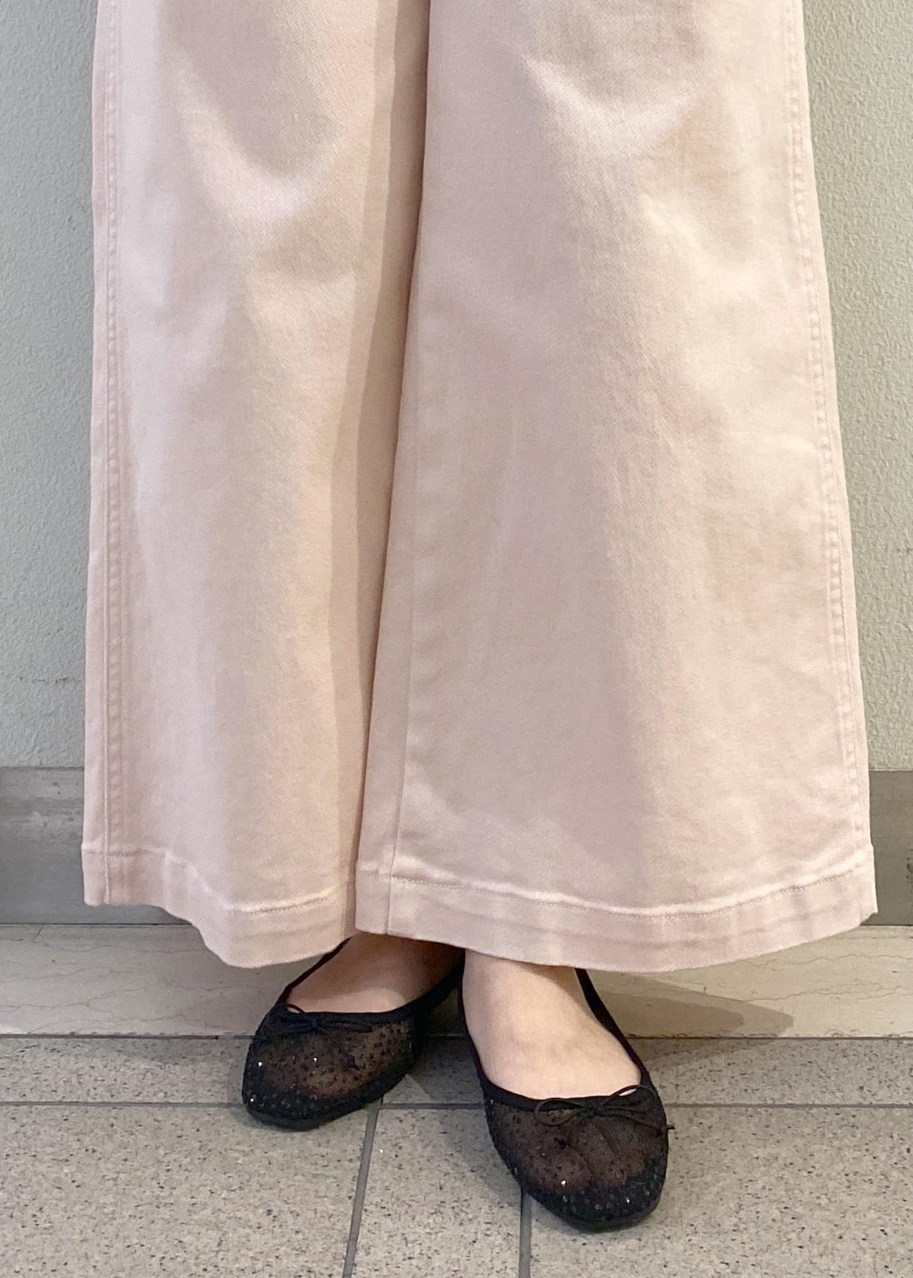 「ロペピクニック、ropepicnic_snap、Wshoes_pickup、GDS54030、24AW10、24AW20、24AW30、2BUY10%OFF対象商品、RP24AWパンツ、RPAWおすすめボトムス、RPoutlet_pickup、WSSbottoms_pickup、ゆったり、インして着る、ウエストシェイプ」|「ROPE' PICNICの【UVカット・接触冷感・イージーケア】八方映えニット ケープニットプルオーバー(ニット/セーター、ブラック系)」を使った、ゆたさん(レディース・155cm)の春コーディネートの10枚目の写真