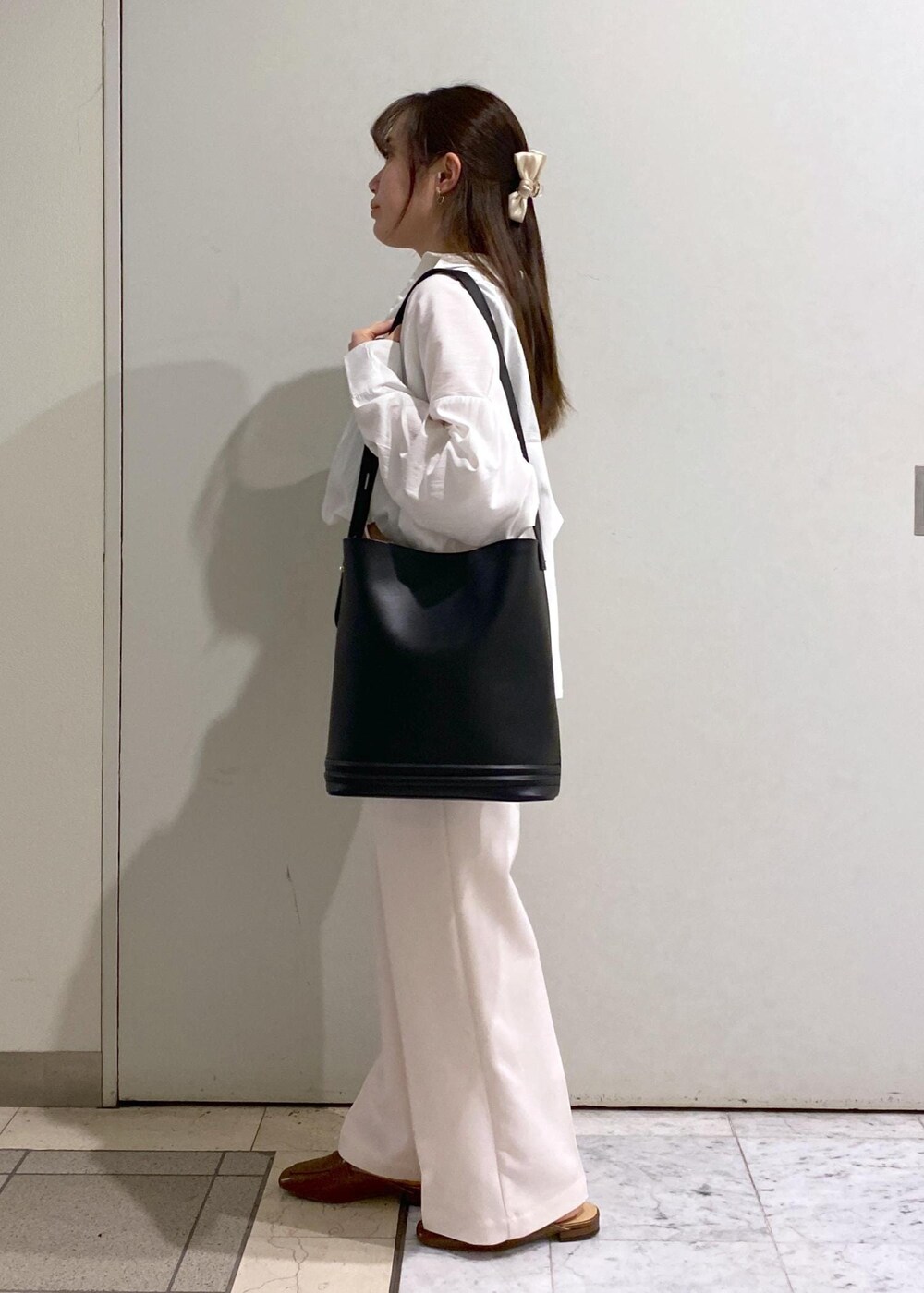 「ロペピクニック、ropepicnic_snap、初春コーデ、春コーデ、お仕事コーデ、デートコーデ、お出かけコーデ、旅行コーデ、女子会コーデ、大人カジュアル、パンツスタイル、ヘルシーコーデ、きれいめコーデ、ROPÉ PICNIC、ナチュラル」｜「ROPE' PICNICの【3サイズ展開】ベイカーパンツ/防シワ・マシンウォッシャブル（その他パンツ、ピンク系）」を使った、ゆたさん（レディース・155cm）の春コーディネートの7枚目の写真