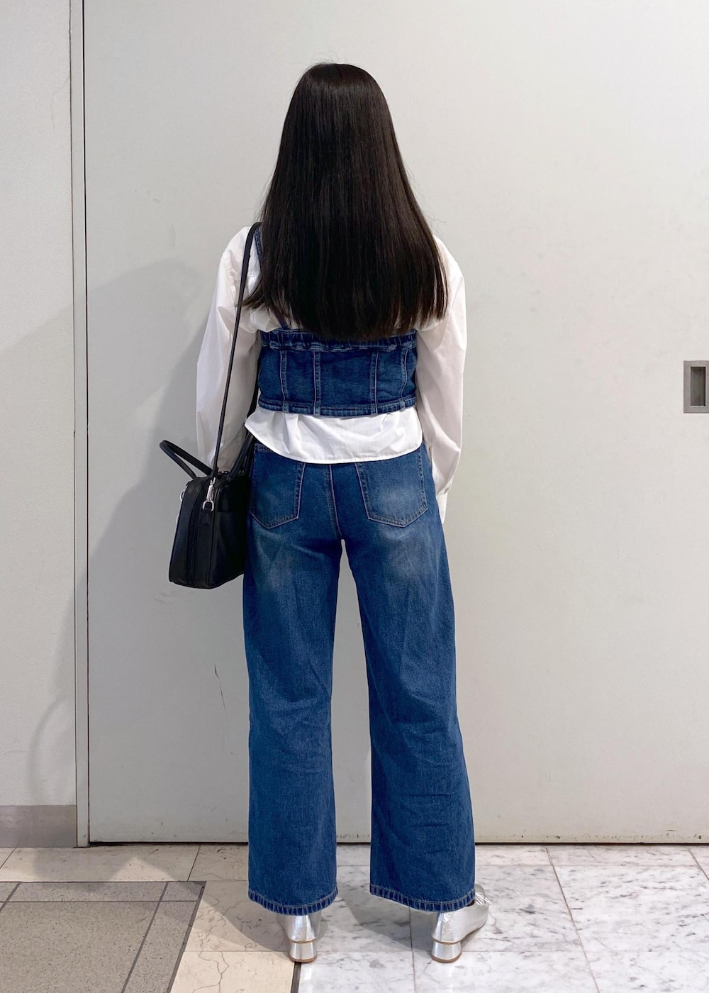 「ロペピクニック、ropepicnic_snap、初春コーデ、春コーデ、デートコーデ、お出かけコーデ、旅行コーデ、フェスコーデ、女子会コーデ、大人カジュアル、レイヤード、パンツスタイル、カジュアルコーデ、コラボアイテム、ROPÉ PICNIC」|「ROPE' PICNICのリボンギャザーミドルヒールパンプス(パンプス、シルバー系)」を使った、ゆたさん(レディース・155cm)の春コーディネートの5枚目の写真