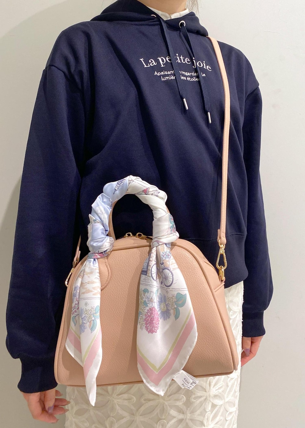 「ロペピクニック、ropepicnic_snap、初春コーデ、春コーデ、デートコーデ、お出かけコーデ、旅行コーデ、女子会コーデ、レイヤード、スカートスタイル、フェミニンコーデ、コラボアイテム、ROPÉ PICNIC、ナチュラル、ブルべ夏」|「ROPE' PICNICの花粉ガード・防シワ/レギュラーシャツ(シャツ/ブラウス、ホワイト系)」を使った、ゆたさん(レディース・155cm)の春コーディネートの8枚目の写真