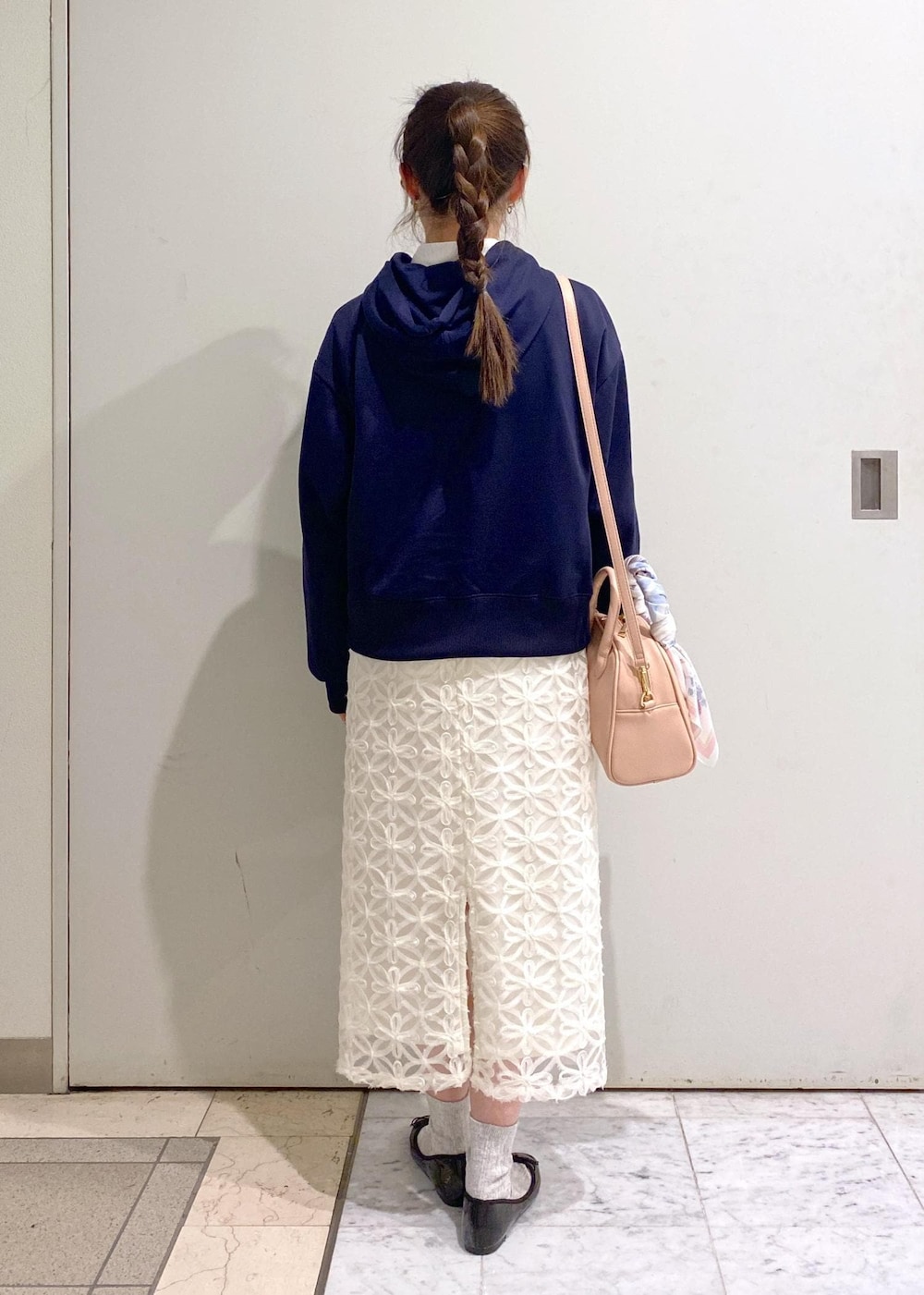 「ロペピクニック、ropepicnic_snap、初春コーデ、春コーデ、デートコーデ、お出かけコーデ、旅行コーデ、女子会コーデ、レイヤード、スカートスタイル、フェミニンコーデ、コラボアイテム、ROPÉ PICNIC、ナチュラル、ブルべ夏」|「ROPE' PICNICの花粉ガード・防シワ/レギュラーシャツ(シャツ/ブラウス、ホワイト系)」を使った、ゆたさん(レディース・155cm)の春コーディネートの6枚目の写真
