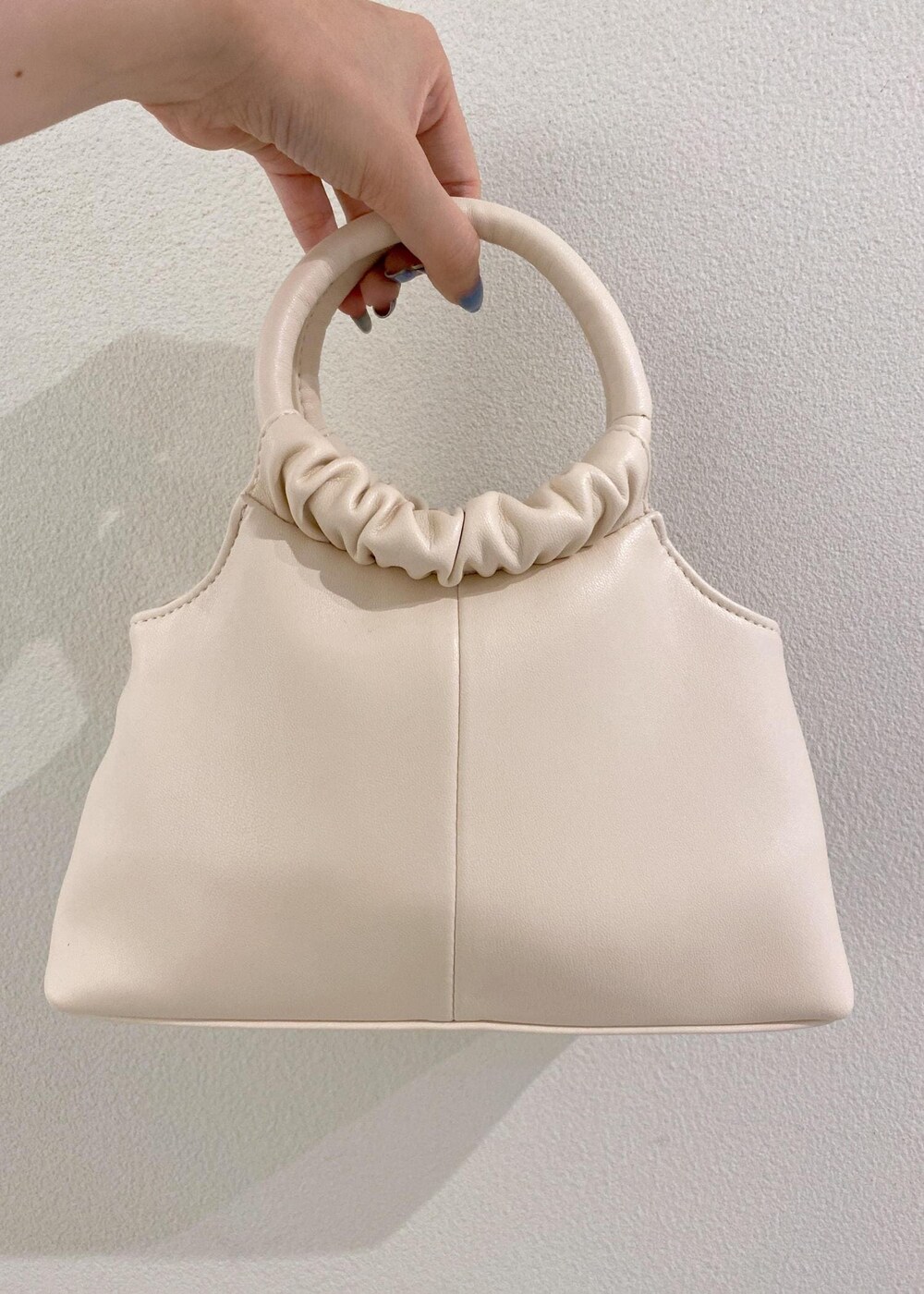 ブラック系のサンダル、ホワイト系のショルダーバッグ、グリーン系のワンピースを着用したレディースの夏コーディネートの5枚目の写真