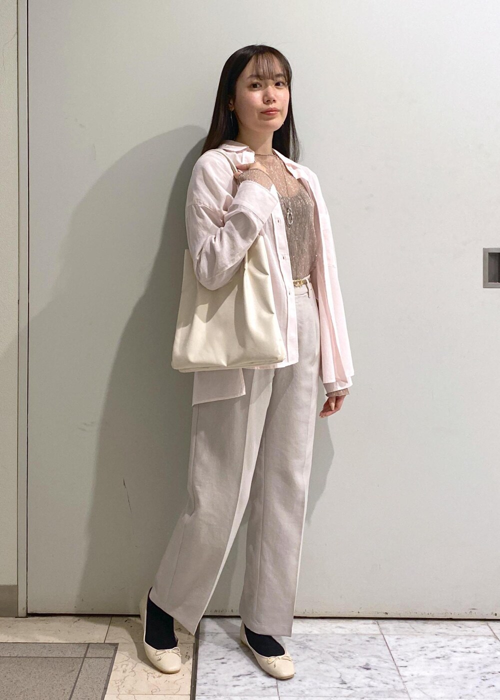 「ロペピクニック、ropepicnic_snap、春コーデ、初夏コーデ、デートコーデ、お出かけコーデ、旅行コーデ、フェスコーデ、推し活コーデ、女子会コーデ、大人カジュアル、パンツスタイル、ワントーンコーデ、カジュアルコーデ、ヘルシーコーデ」|「ROPE' PICNICの【接触冷感・通気性】Comfort Series コンフォートシリーズ/綿ボイルバックタックシャツ(シャツ/ブラウス、ピンク系)」を使った、ゆたさん(レディース・155cm)の春コーディネートの3枚目の写真