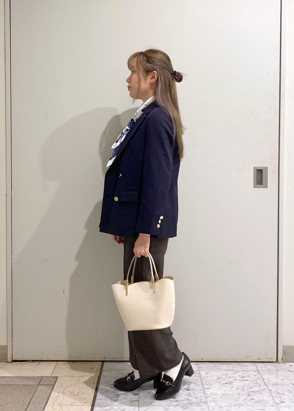 「ropepicnic_snap、2WAY、HARUTA、WMボトムス_pickup、初秋コーデ、秋コーデ、授業参観日コーデ、お出かけコーデ、旅行コーデ、パンツスタイル、きれいめコーデ、ROPÉ PICNIC、ナチュラル、ブルべ夏、混合」｜「HARUTAのROPE' PICNIC PASSAGE byHARUTA/リンクルエナメルヒールアップローファー（ローファー、ブラック系）」を使った、ゆたさん（レディース・155cm）の秋コーディネートの3枚目の写真