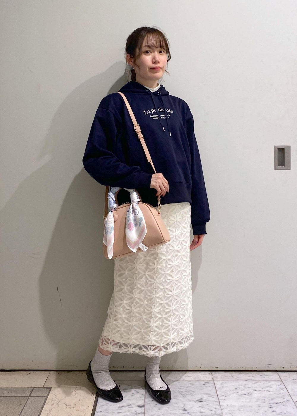 「ロペピクニック、ropepicnic_snap、初春コーデ、春コーデ、デートコーデ、お出かけコーデ、旅行コーデ、女子会コーデ、レイヤード、スカートスタイル、フェミニンコーデ、コラボアイテム、ROPÉ PICNIC、ナチュラル、ブルべ夏」|「ROPE' PICNICの花粉ガード・防シワ/レギュラーシャツ(シャツ/ブラウス、ホワイト系)」を使った、ゆたさん(レディース・155cm)の春コーディネートの3枚目の写真