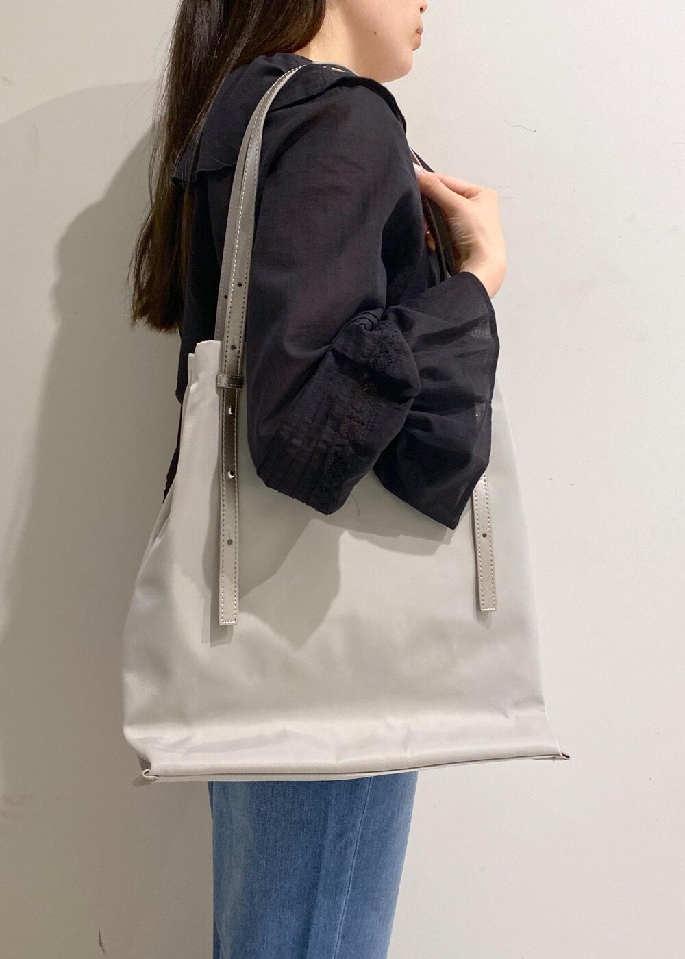 「ロペピクニック、ropepicnic_snap、RP2504、Wbottoms_pickup、春コーデ、初夏コーデ、デートコーデ、お出かけコーデ、旅行コーデ、フェスコーデ、推し活コーデ、女子会コーデ、大人カジュアル、パンツスタイル、体型カバー」|「ROPE' PICNICの【ウエスト革命デニム】ウエストシェイプフレアデニムパンツ(デニムパンツ、ブルー系)」を使った、ゆたさん(レディース・155cm)の春コーディネートの9枚目の写真