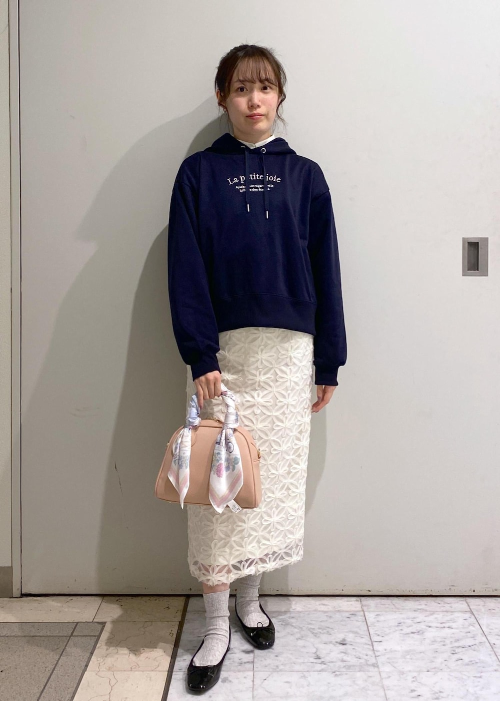 「ロペピクニック、ropepicnic_snap、初春コーデ、春コーデ、デートコーデ、お出かけコーデ、旅行コーデ、女子会コーデ、レイヤード、スカートスタイル、フェミニンコーデ、コラボアイテム、ROPÉ PICNIC、ナチュラル、ブルべ夏」|「ROPE' PICNICの花粉ガード・防シワ/レギュラーシャツ(シャツ/ブラウス、ホワイト系)」を使った、ゆたさん(レディース・155cm)の春コーディネートの2枚目の写真