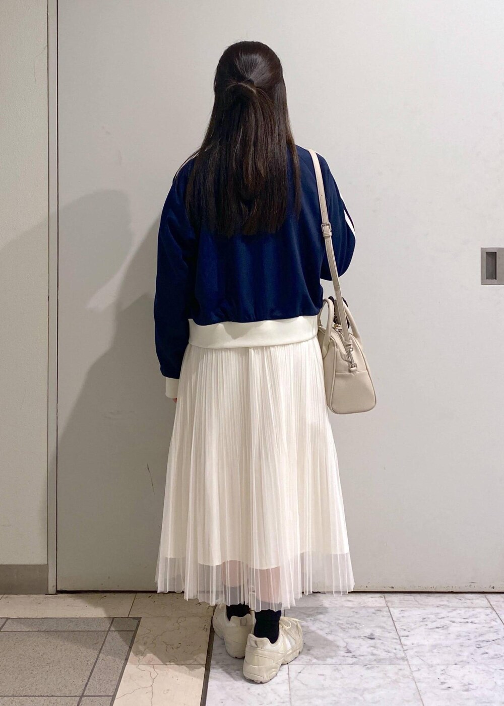 「ロペピクニック、ropepicnic_snap、2BUY10%OFF対象商品、Wminibag_pickup、Wshirt_pickup、RP25SSライトアウター、初春コーデ、春コーデ、デートコーデ、お出かけコーデ、旅行コーデ、女子会コーデ、大人カジュアル、レイヤード、パンツスタイル」|「ROPE' PICNICのパールショートネックレス(ネックレス、ゴールド系)」を使った、ゆたさん(レディース・155cm)の春コーディネートの4枚目の写真