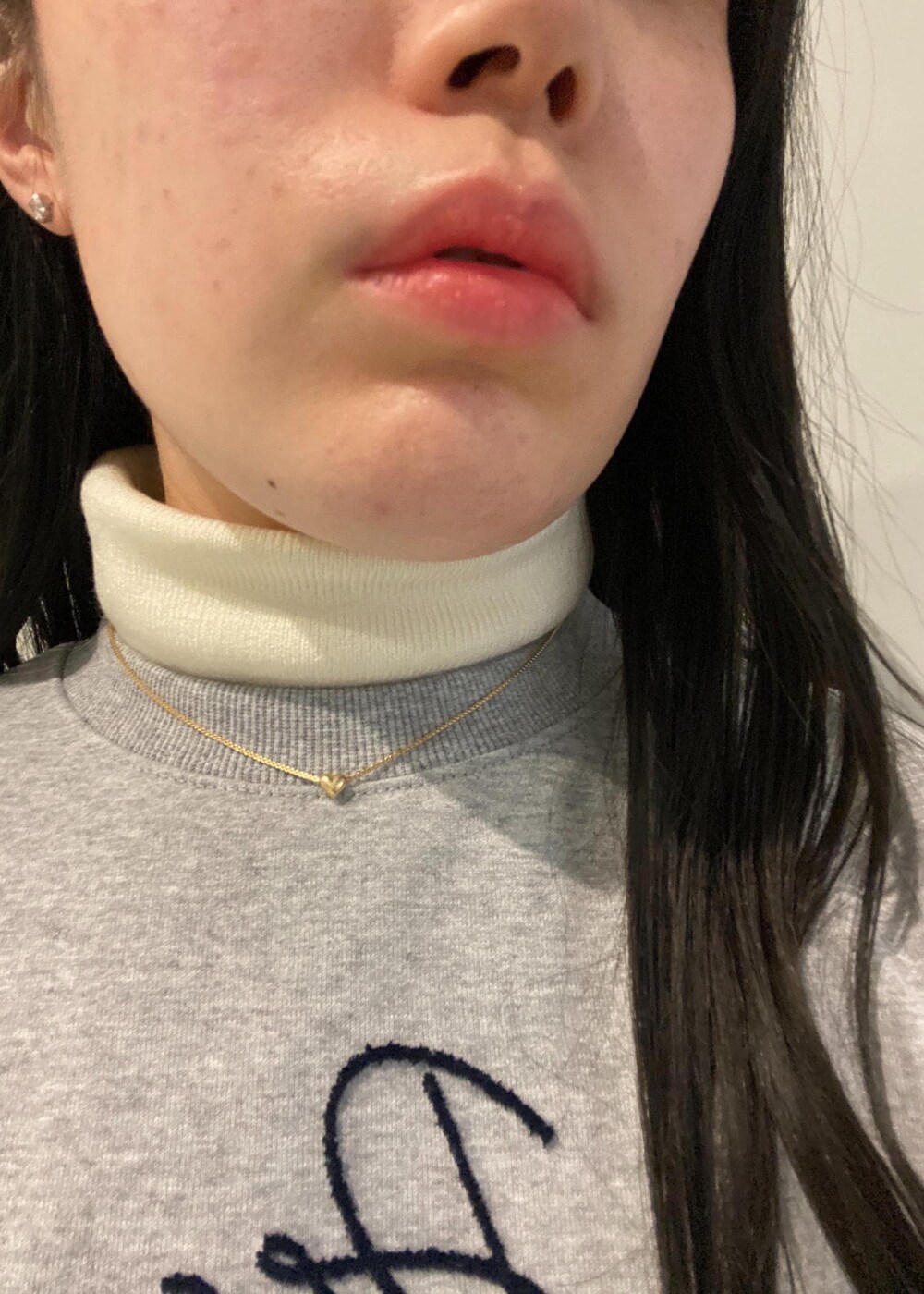 「タートルネック、裏毛、刺繍、デニム、ベロア、フリル、ハート、初冬コーデ、冬コーデ、お出かけコーデ、旅行コーデ、大人カジュアル、パンツスタイル、カジュアルコーデ、ROPÉ PICNIC」｜「ROPE' PICNICの【ご好評につき追加生産】【ウエスト革命デニム】ウエストシェイプハイライズマムジーンズ（デニムパンツ、ブルー系）」を使った、ゆたさん（レディース・155cm）の冬コーディネートの7枚目の写真