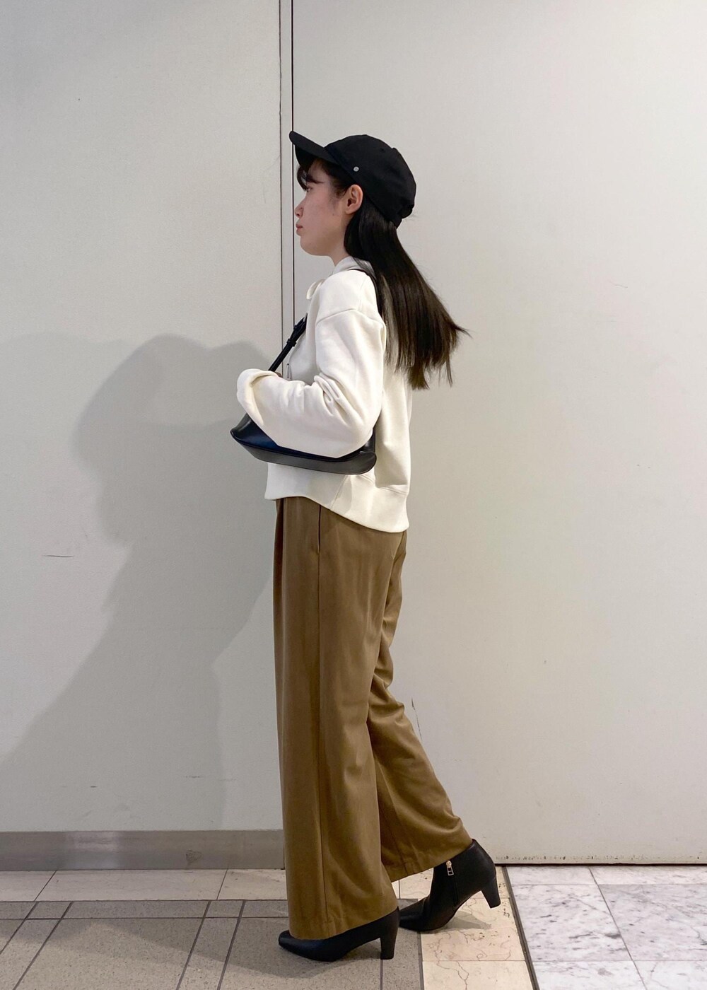 「ワイドパンツ、ベロア、コーデュロイ、アンクルブーティ、ニューエラ、冬コーデ、お出かけコーデ、旅行コーデ、大人カジュアル、パンツスタイル、カジュアルコーデ、ROPÉ PICNIC、ナチュラル、ブルべ夏、混合」|「ROPE' PICNICの刺繍ロゴ裏毛フーディー(パーカー、ホワイト系)」を使った、ゆたさん(レディース・155cm)の冬コーディネートの9枚目の写真
