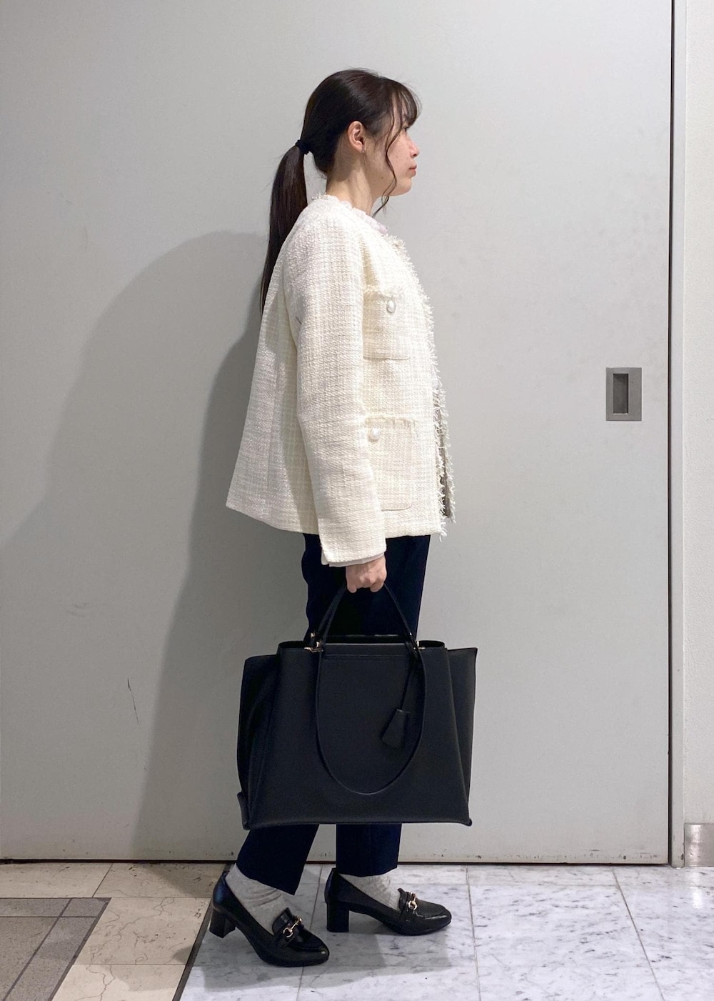 「ロペピクニック、ropepicnic_snap、ツイード、花粉ガード、UVカット、HARUTA、2WAY、テーパードパンツ、初春コーデ、春コーデ、お仕事コーデ、セレモニーコーデ、卒業式コーデ、卒園式コーデ、授業参観日コーデ」|「ROPE' PICNICのA4対応/ダブルハンドルトートバッグ(トートバッグ、ブラック系)」を使った、ゆたさん(レディース・155cm)の冬コーディネートの3枚目の写真