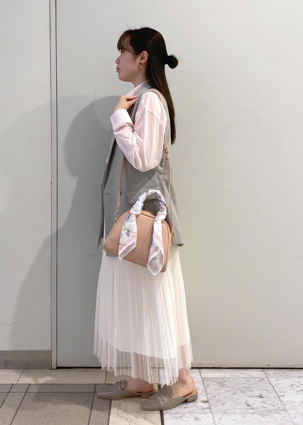 「ロペピクニック、ropepicnic_snap、RP2504、春コーデ、初夏コーデ、お仕事コーデ、デートコーデ、お出かけコーデ、旅行コーデ、推し活コーデ、女子会コーデ、レイヤード、スカートスタイル、体型カバー、ヘルシーコーデ」|「ROPE' PICNICのアソートチュールプリーツスカート(スカート、ホワイト系)」を使った、ゆたさん(レディース・155cm)の春コーディネートの3枚目の写真