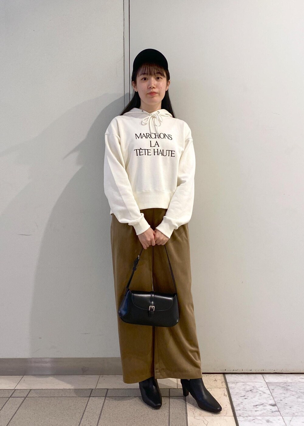 「ワイドパンツ、ベロア、コーデュロイ、アンクルブーティ、ニューエラ、冬コーデ、お出かけコーデ、旅行コーデ、大人カジュアル、パンツスタイル、カジュアルコーデ、ROPÉ PICNIC、ナチュラル、ブルべ夏、混合」|「ROPE' PICNICの刺繍ロゴ裏毛フーディー(パーカー、ホワイト系)」を使った、ゆたさん(レディース・155cm)の冬コーディネートの8枚目の写真
