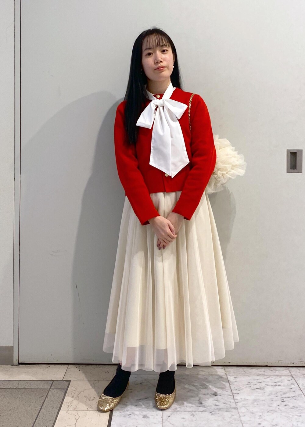「ロペピクニック、ropepicnic_snap、ボウタイ、リボン、赤、レッド、チュール、チュールスカート、グリッター、25_2w_MD_pickup、初冬コーデ、冬コーデ、デートコーデ、お出かけコーデ、旅行コーデ」｜「ROPE' PICNICのキラキラチュールスカート（スカート、ベージュ系）」を使った、ゆたさん（レディース・155cm）の冬コーディネートの2枚目の写真