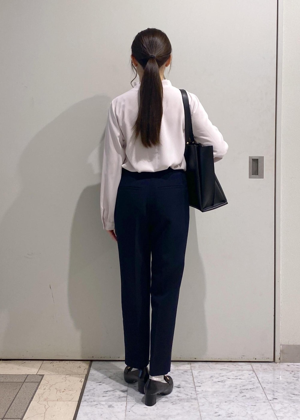 「ロペピクニック、ropepicnic_snap、ツイード、花粉ガード、UVカット、HARUTA、2WAY、テーパードパンツ、初春コーデ、春コーデ、お仕事コーデ、セレモニーコーデ、卒業式コーデ、卒園式コーデ、授業参観日コーデ」|「ROPE' PICNICのA4対応/ダブルハンドルトートバッグ(トートバッグ、ブラック系)」を使った、ゆたさん(レディース・155cm)の冬コーディネートの10枚目の写真