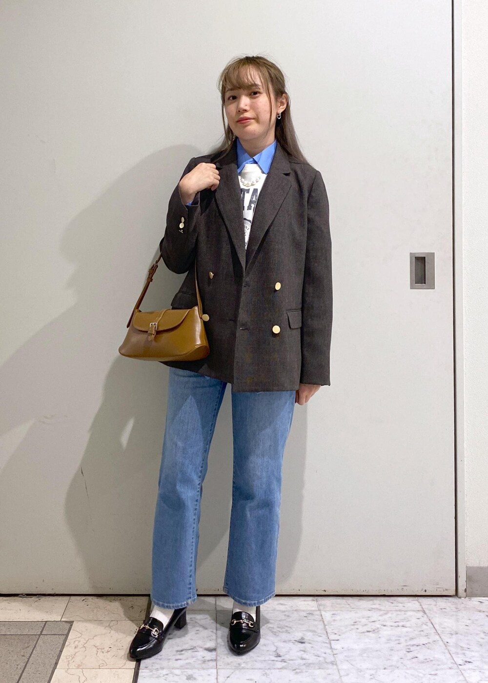 「ropepicnic_snap、デニムパンツ、HARUTA、パール、初秋コーデ、秋コーデ、お出かけコーデ、大人カジュアル、パンツスタイル、カジュアルコーデ、ROPÉ PICNIC、ナチュラル、ブルべ夏、混合、低身長」｜「ROPE' PICNICのロンデル×パールネックレス（ネックレス、シルバー系）」を使った、ゆたさん（レディース・155cm）の秋コーディネートの2枚目の写真