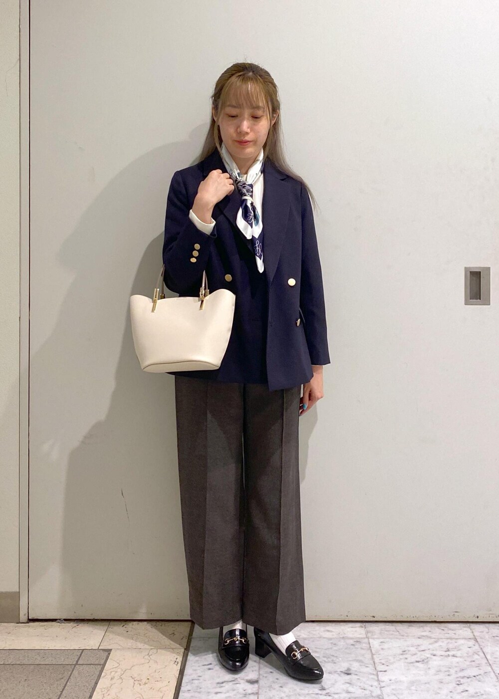 「ropepicnic_snap、2WAY、HARUTA、WMボトムス_pickup、初秋コーデ、秋コーデ、授業参観日コーデ、お出かけコーデ、旅行コーデ、パンツスタイル、きれいめコーデ、ROPÉ PICNIC、ナチュラル、ブルべ夏、混合」｜「HARUTAのROPE' PICNIC PASSAGE byHARUTA/リンクルエナメルヒールアップローファー（ローファー、ブラック系）」を使った、ゆたさん（レディース・155cm）の秋コーディネートの2枚目の写真