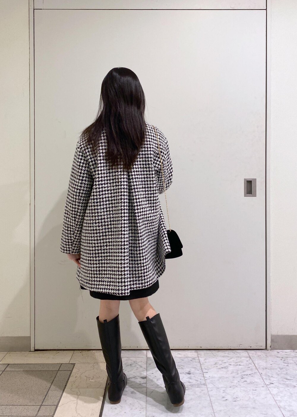「GDM53160、GDK14120、GDC53110、GDO53080、GIA63110、GIX63110、GIZ83030、ropepicnic_snap、2023AW、カーディガン、コート、カチューシャ、ブラック、ホワイト、ニット」|「ROPE' PICNICのリンクコーデ/シャギーチェック台形スカート(スカート、ブラック系)」を使った、ゆたさん(レディース・155cm)の冬コーディネートの3枚目の写真