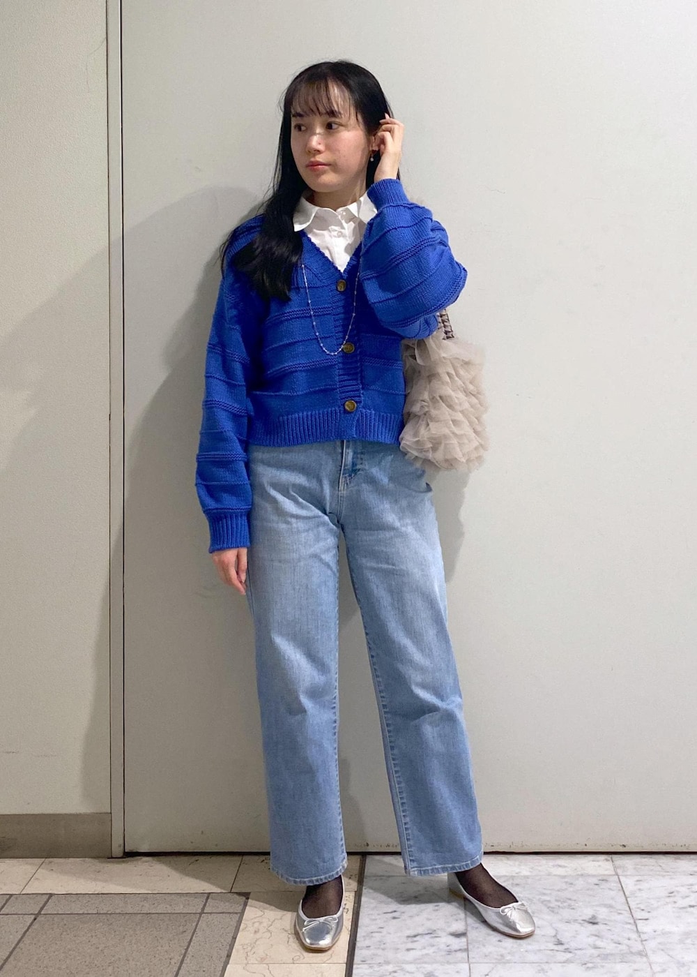 「ロペピクニック、ropepicnic_snap、初春コーデ、春コーデ、お出かけコーデ、フェスコーデ、推し活コーデ、女子会コーデ、大人カジュアル、レイヤード、パンツスタイル、カジュアルコーデ、ROPÉ PICNIC、ナチュラル、ブルべ夏」|「ROPE' PICNICの16mmカーブラウンドバックルベルト(ベルト、ブラック系)」を使った、ゆたさん(レディース・155cm)の春コーディネートの2枚目の写真