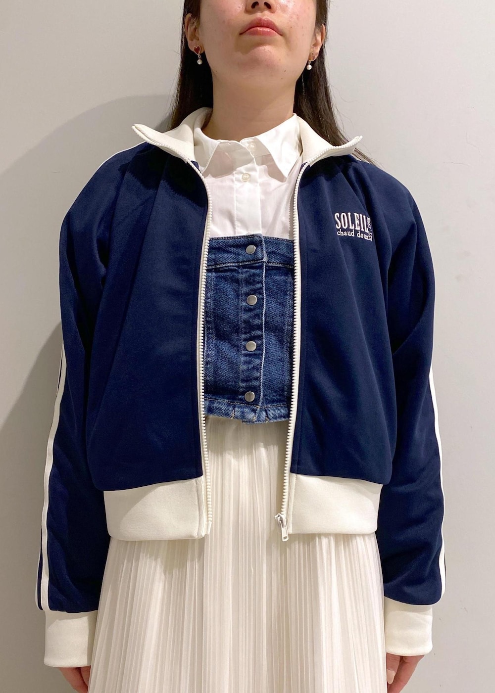 「ロペピクニック、ropepicnic_snap、2BUY10%OFF対象商品、Wminibag_pickup、Wshirt_pickup、RP25SSライトアウター、初春コーデ、春コーデ、デートコーデ、お出かけコーデ、旅行コーデ、女子会コーデ、大人カジュアル、レイヤード、パンツスタイル」|「ROPE' PICNICのパールショートネックレス(ネックレス、ゴールド系)」を使った、ゆたさん(レディース・155cm)の春コーディネートの5枚目の写真