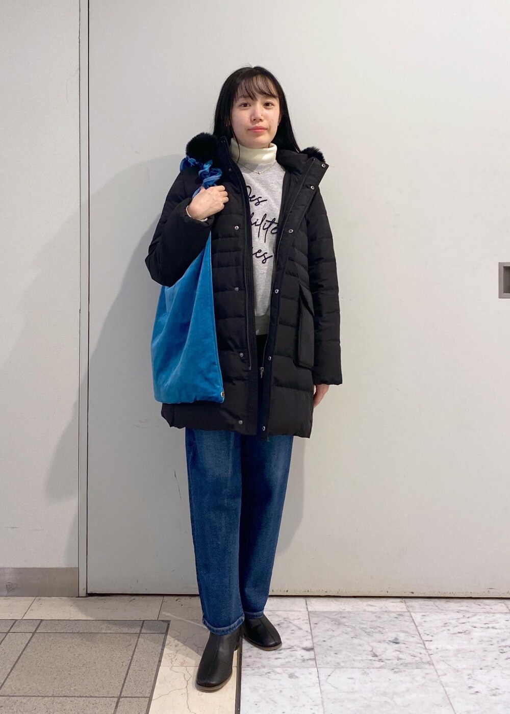 「タートルネック、裏毛、刺繍、デニム、ベロア、フリル、ハート、初冬コーデ、冬コーデ、お出かけコーデ、旅行コーデ、大人カジュアル、パンツスタイル、カジュアルコーデ、ROPÉ PICNIC」｜「ROPE' PICNICの【ご好評につき追加生産】【ウエスト革命デニム】ウエストシェイプハイライズマムジーンズ（デニムパンツ、ブルー系）」を使った、ゆたさん（レディース・155cm）の冬コーディネートの2枚目の写真
