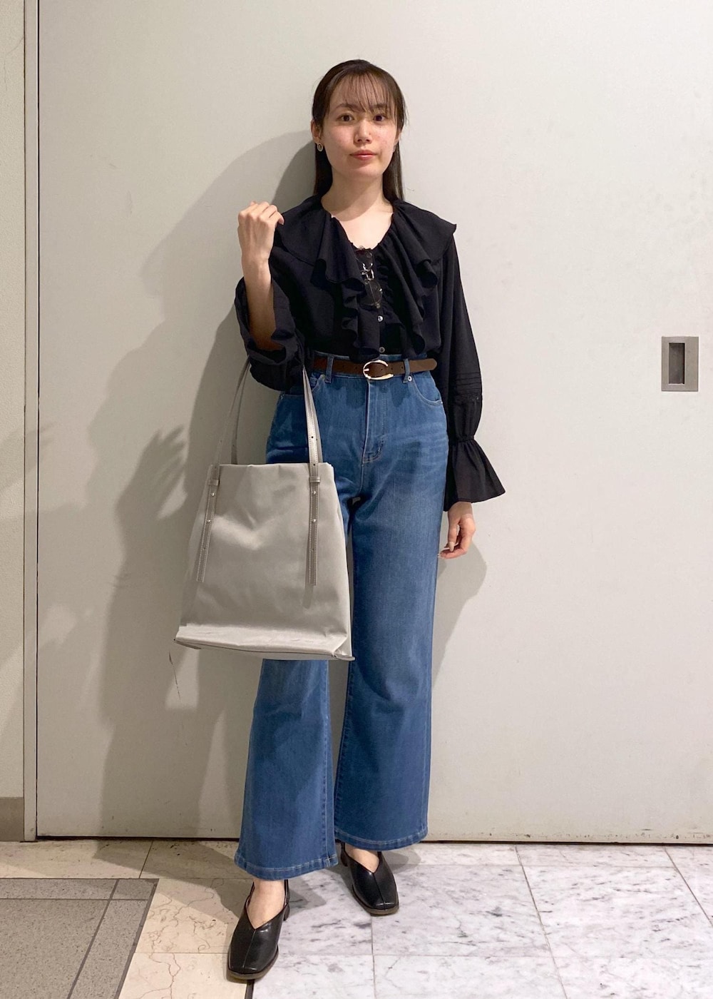 「ロペピクニック、ropepicnic_snap、RP2504、Wbottoms_pickup、春コーデ、初夏コーデ、デートコーデ、お出かけコーデ、旅行コーデ、フェスコーデ、推し活コーデ、女子会コーデ、大人カジュアル、パンツスタイル、体型カバー」|「ROPE' PICNICの【ウエスト革命デニム】ウエストシェイプフレアデニムパンツ(デニムパンツ、ブルー系)」を使った、ゆたさん(レディース・155cm)の春コーディネートの2枚目の写真