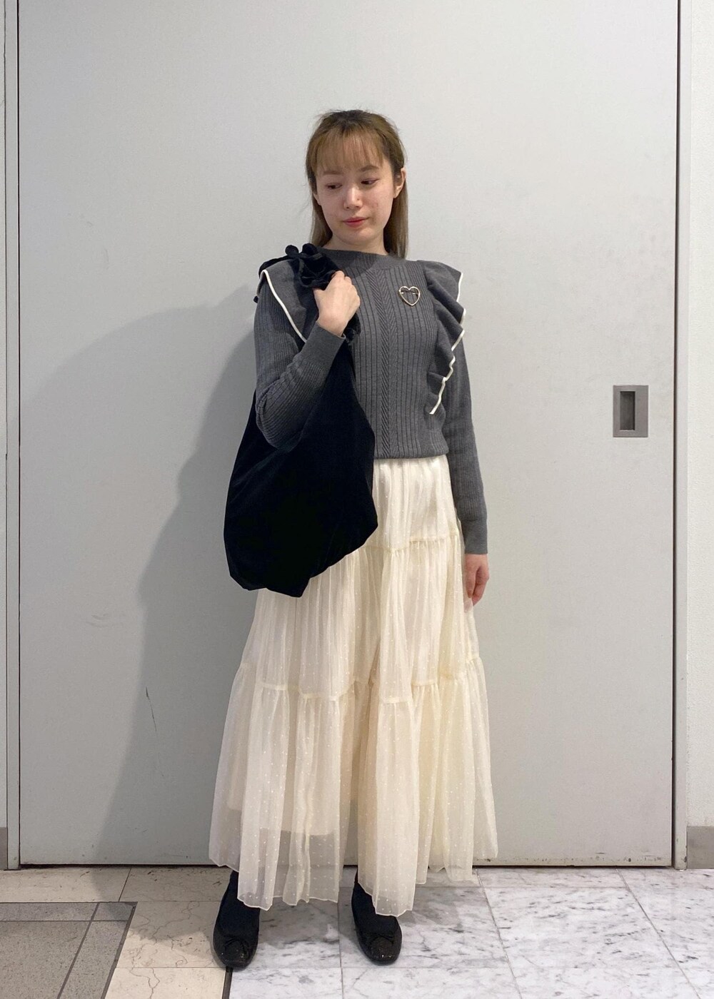 「ラッフル、ドット、ティアードスカート、ベロア、ハート、フェイクファー、リボン、グリッター、初冬コーデ、冬コーデ、デートコーデ、お出かけコーデ、旅行コーデ、女子会コーデ、スカートスタイル」|「ROPE' PICNICの2WAY/ベロアフリルワンショルダーバッグ(ショルダーバッグ、ブラック系)」を使った、ゆたさん(レディース・155cm)の秋コーディネートの6枚目の写真