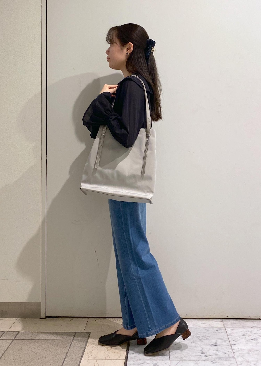 「ロペピクニック、ropepicnic_snap、RP2504、Wbottoms_pickup、春コーデ、初夏コーデ、デートコーデ、お出かけコーデ、旅行コーデ、フェスコーデ、推し活コーデ、女子会コーデ、大人カジュアル、パンツスタイル、体型カバー」|「ROPE' PICNICの【ウエスト革命デニム】ウエストシェイプフレアデニムパンツ(デニムパンツ、ブルー系)」を使った、ゆたさん(レディース・155cm)の春コーディネートの5枚目の写真
