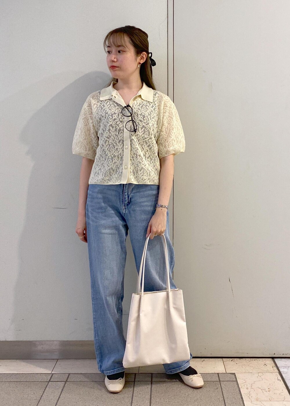 「ロペピクニック、ropepicnic_snap、初夏コーデ、夏コーデ、デートコーデ、お出かけコーデ、旅行コーデ、フェスコーデ、女子会コーデ、大人カジュアル、パンツスタイル、体型カバー、カジュアルコーデ、ROPÉ PICNIC、ナチュラル」|「ROPE' PICNICの【AIRina/エアリーナ】軽くてやわらかいバレエシューズ(バレエシューズ、ホワイト系)」を使った、ゆたさん(レディース・155cm)の春コーディネートの2枚目の写真