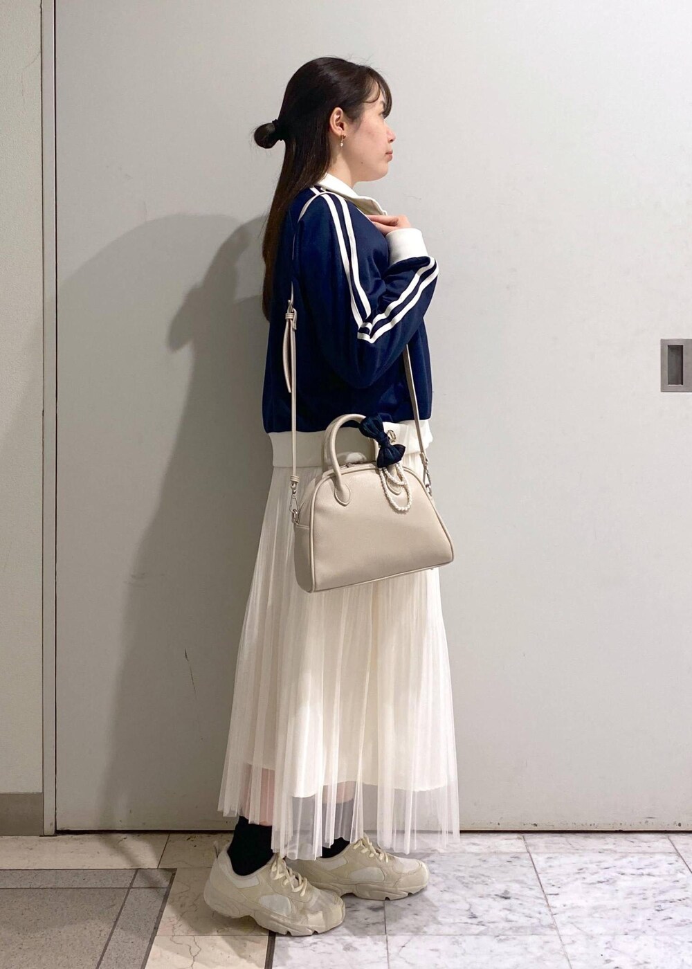 「ロペピクニック、ropepicnic_snap、2BUY10%OFF対象商品、Wminibag_pickup、Wshirt_pickup、RP25SSライトアウター、初春コーデ、春コーデ、デートコーデ、お出かけコーデ、旅行コーデ、女子会コーデ、大人カジュアル、レイヤード、パンツスタイル」|「ROPE' PICNICのパールショートネックレス(ネックレス、ゴールド系)」を使った、ゆたさん(レディース・155cm)の春コーディネートの3枚目の写真