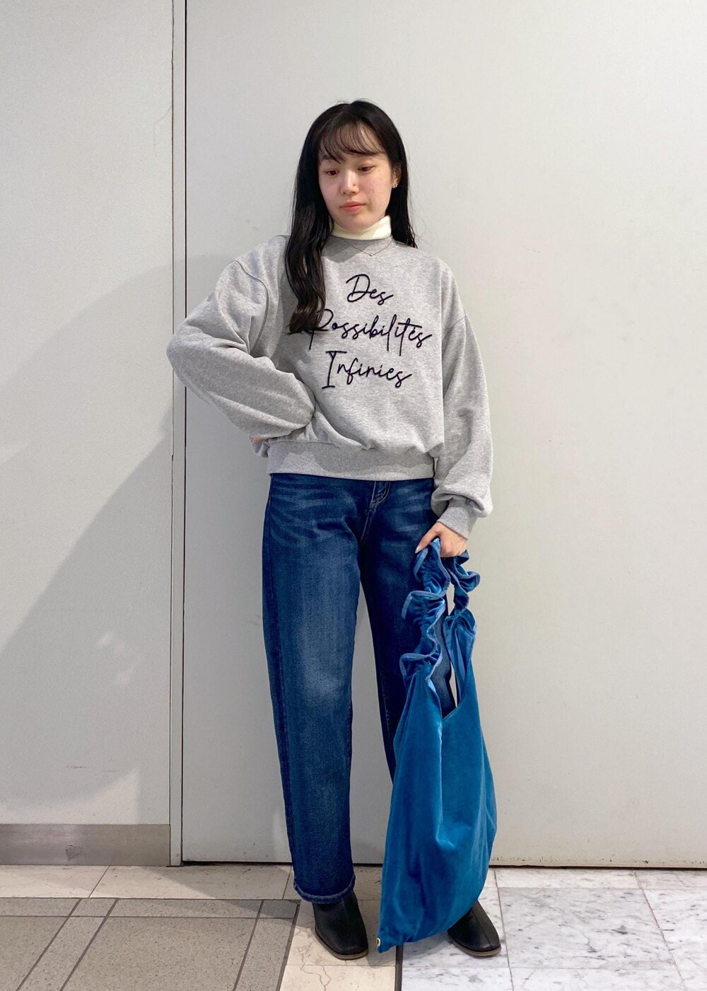 「タートルネック、裏毛、刺繍、デニム、ベロア、フリル、ハート、初冬コーデ、冬コーデ、お出かけコーデ、旅行コーデ、大人カジュアル、パンツスタイル、カジュアルコーデ、ROPÉ PICNIC」｜「ROPE' PICNICの【ご好評につき追加生産】【ウエスト革命デニム】ウエストシェイプハイライズマムジーンズ（デニムパンツ、ブルー系）」を使った、ゆたさん（レディース・155cm）の冬コーディネートの6枚目の写真
